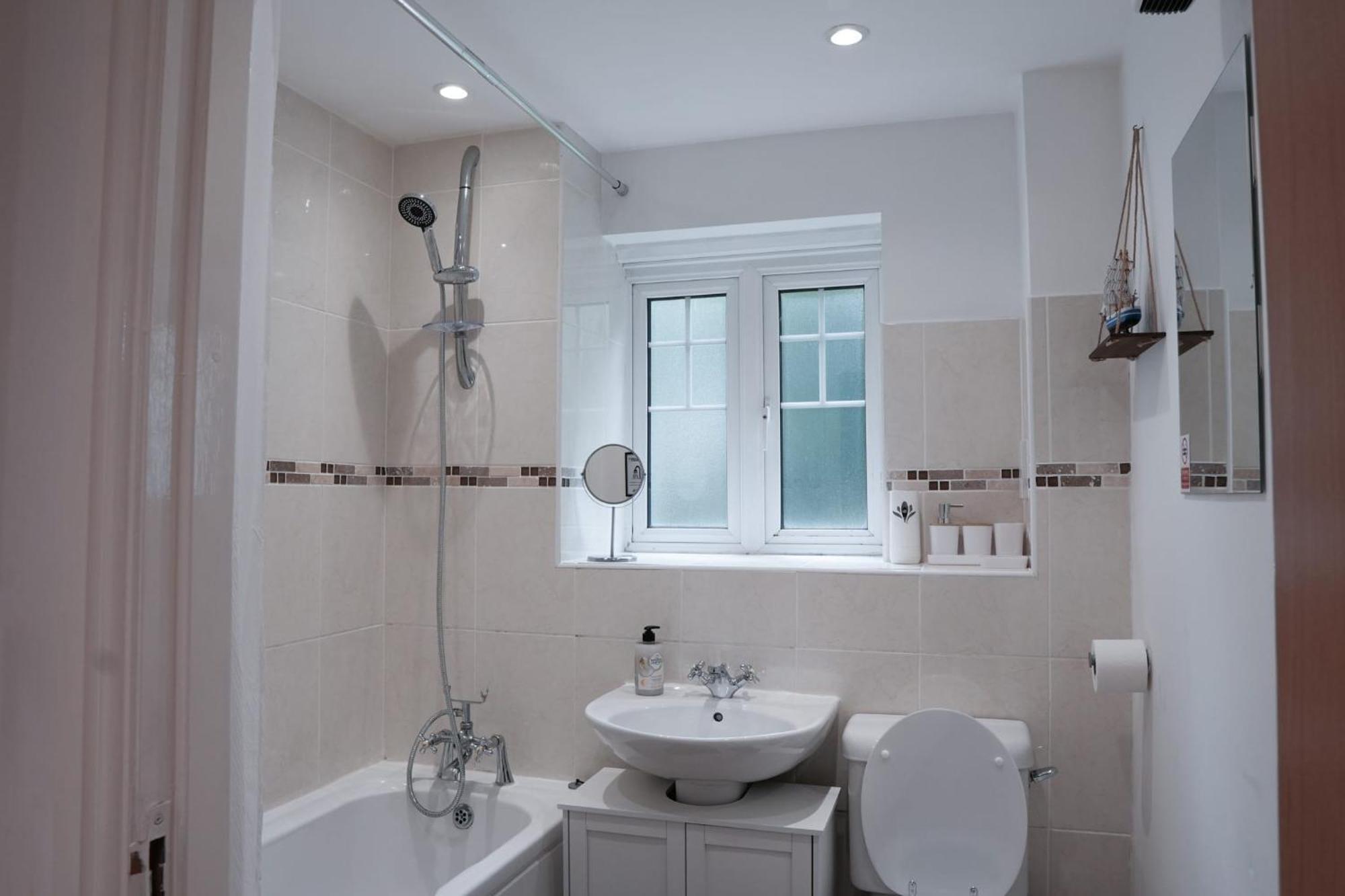 Whole 2-bed - Contractors, Professionals, Ulez Free, Free Parking, B'ham 10mins Birmingham